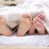 愛・ベッドで並んだ足