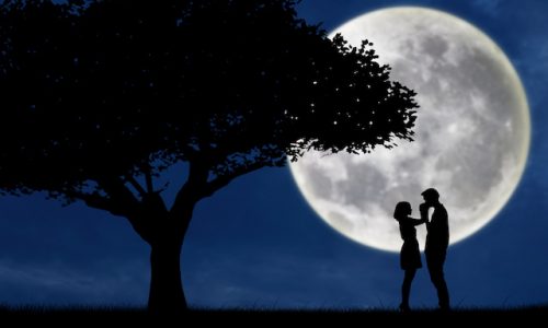 愛・Guy kiss girl hand on full moon silhouette background