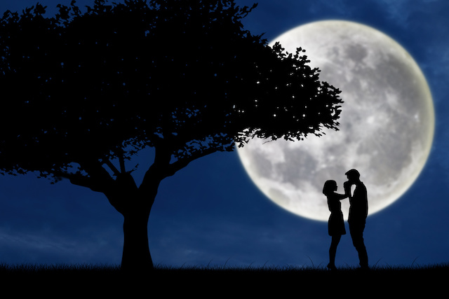 愛・Guy kiss girl hand on full moon silhouette background