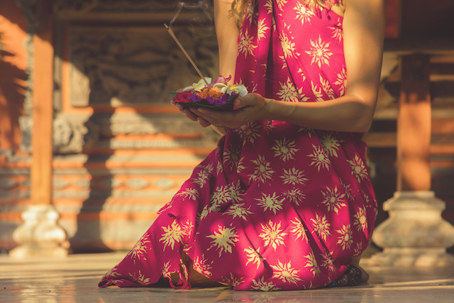 術・線香を持つインド女性Woman holding canang sari - offering for Gods. Balinese tradition.