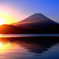 自然・本栖湖からの日の出の太陽と逆さ富士山