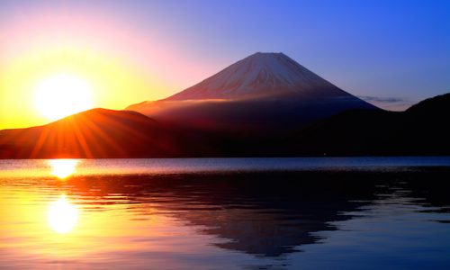 自然・本栖湖からの日の出の太陽と逆さ富士山