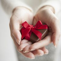 愛・食・手作りチョコThe woman presents a heart-shaped chocolate