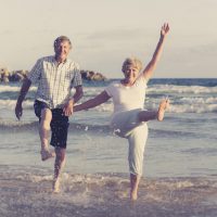 愛・老夫婦lovely senior mature couple on their 60s or 70s retired walking happy and relaxed on beach sea shore in romantic aging together