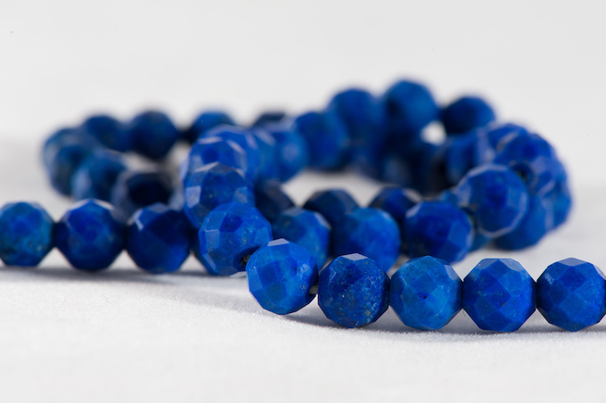石・ラピスラズリBeads from blue lazurite stone isolated