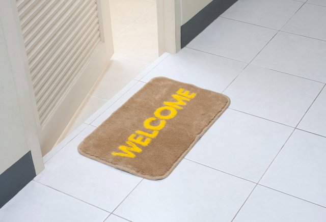 部屋・物・玄関マットWelcome doormat in front of the rest room