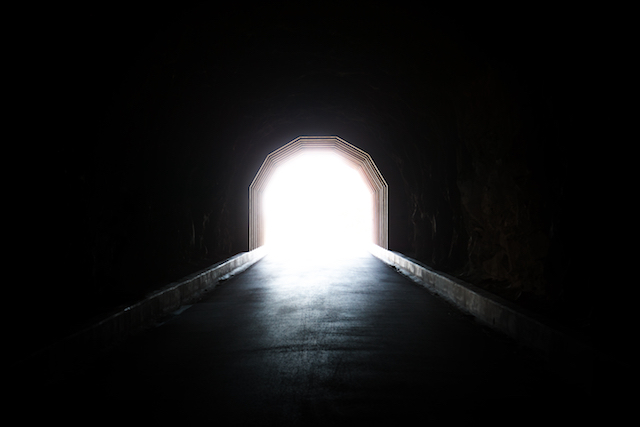 暗いトンネル