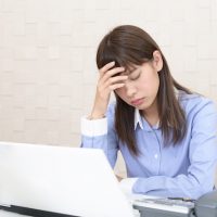 仕事でストレスを抱える日本人女性