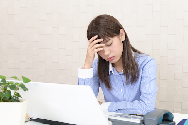 仕事でストレスを抱える日本人女性