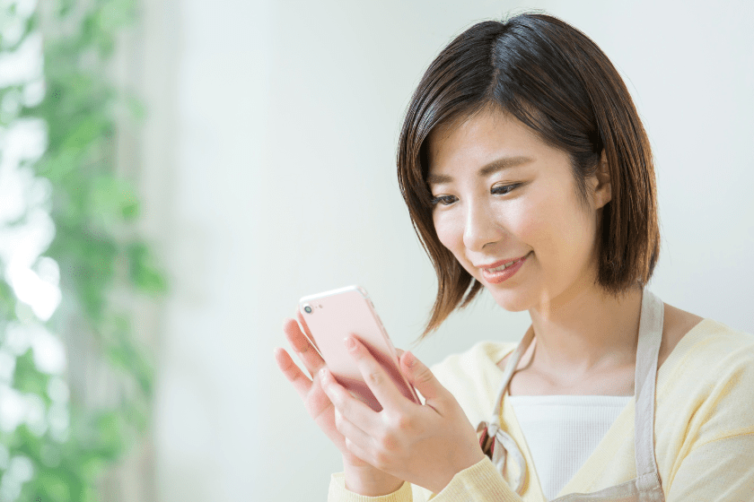 スマホ主婦女性 魔女が教える願いが叶うおまじない 恋愛 片思い 両想い 復縁 不倫 開運 仕事 転職 人間関係の悩みの解決