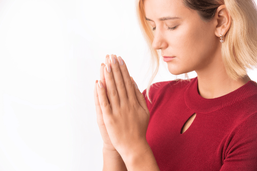 手を合わせ拝む女性 魔女が教える願いが叶うおまじない 手を合わせ拝む女性 魔女が教える願いが叶うおまじない